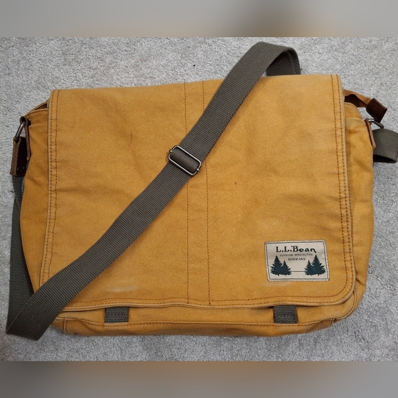 L.L. Bean Handbags - L.L. Bean Vintage Messenger Bag w/ Tartan Lining Rare Find